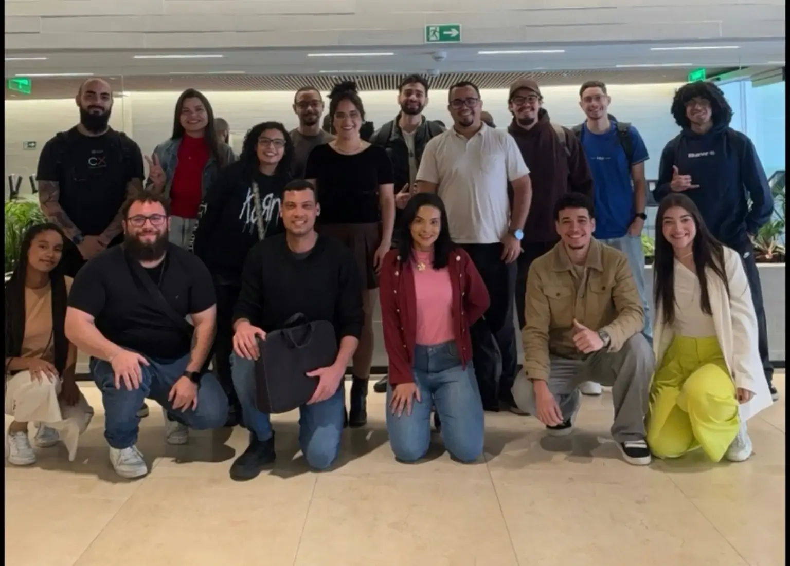 Participantes em pé e agachados numa foto de grupo