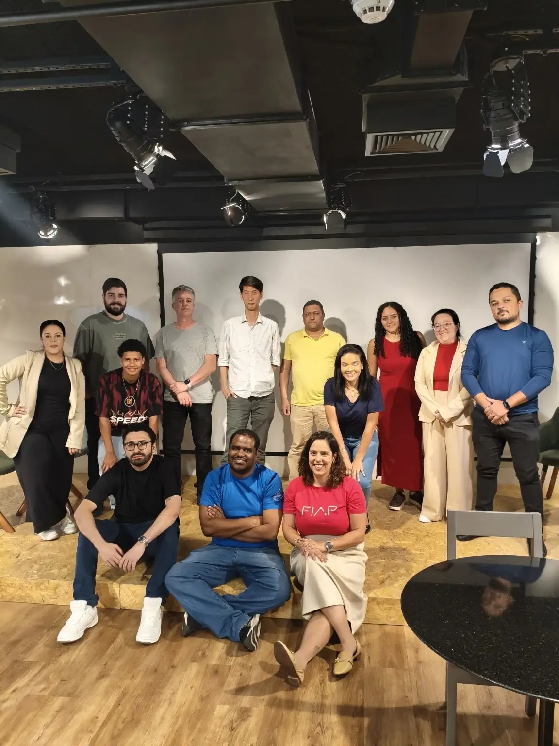 Grupo de participantes posando junto depois de um encontro